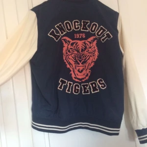  - College jacka med tryck från JC. Köpare står för frakt 😇