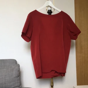  - Jättefin blus i härligt material från Monki. Mörkröd färg och fin v-ring på ryggen. Använd sparsamt!  Frakt tillkommer 🍃