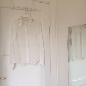  - Säljer denna vita blus med guldiga nitar🌸 köparen står för eventuell frakt