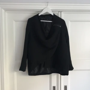  - Svart jacka från Monki, med snygg dragkedjedetalj. Frakt tillkommer för köparen. 