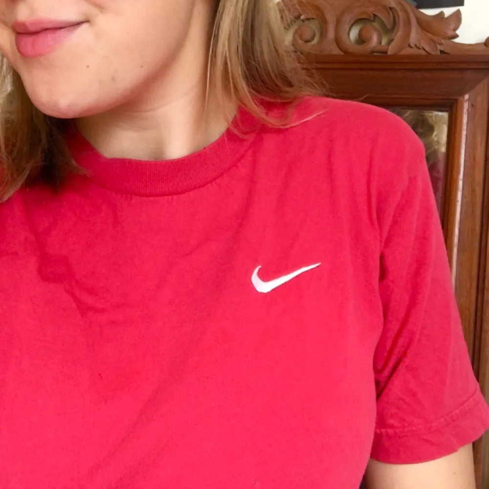 Skitsnygg röd t-shirt från Nike! Köpt på second hand och i SÅ bra skick. Snygg till allt, älskar!!! . T-shirts.