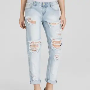 Snygga boyfriend jeans med slitningar. Aldrig använda, prislapp kvar🌸
