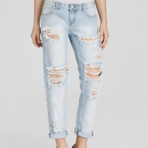  - Snygga boyfriend jeans med slitningar. Aldrig använda, prislapp kvar🌸