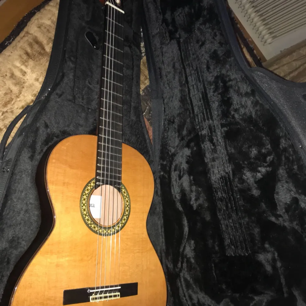 En Alhambra gitarr i mycket bra skick. Sällan spelad på. En väska från märket Gator Cases medföljer  . Övrigt.