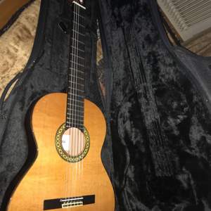 En Alhambra gitarr i mycket bra skick. Sällan spelad på. En väska från märket Gator Cases medföljer  