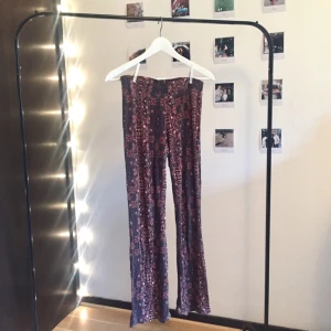  - Säljer nu mina tidigare favoritmysbyxor. Jättesköna med lite bootcut stil. Finfint mönster. Passar perfekt för en mysig höstdag. Strechiga. Har sytts upp för att passa mig som är 167 cm. Mötes i Stockholm eller fraktas. ❣️