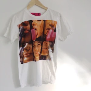  - 🌸🌸(((ALLA T-SHIRTAR 3 FÖR 2)))🌸🌸 Skitsnygg tröja med tryck som tyvärr känns lite för tajt på mig, står M men skulle snarare säga att den passar en S! Finns i Borås men kan skickas mot betalning av porto⭐️