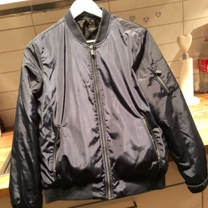  - Bomberjacka köpt på lager 157 säljes pga använder inte längre. Frakt ingår & betalning sker via swish☺️ 
