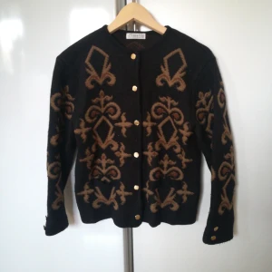  - Jättfin kvalitet, varm och gosig kofta med guldknappar. Köpt vintage.