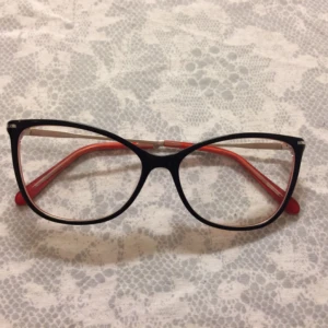  - Nya. Stilrena ramar i färgen svart och röd. Köpta utan glas och passar inte riktigt. Säljer de billigt men för bra kvalité. 
