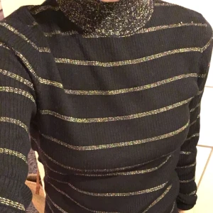  - Fin, skön och guldig tröja från Weekday i storlek s. Jag har aldrig använt den bara provat den hemma då och då. 