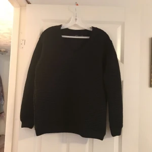  - Oanvänd tröja i material polyster.  Strl 34/36.   Frakt 49kr