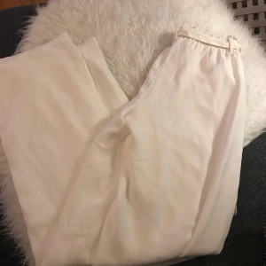  - Vita kostymbyxor från bikbok med högmidja, använda vid ett tillfälle. De är inte genomskinliga och i midjan kan man knyta en rosett. Super snygg passform! 
