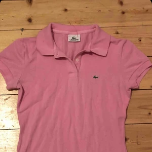  - Super fin Lacoste pike💖 liten storlek sitter som en tight S 💋 💜kommer bättre bilder inom kort💜