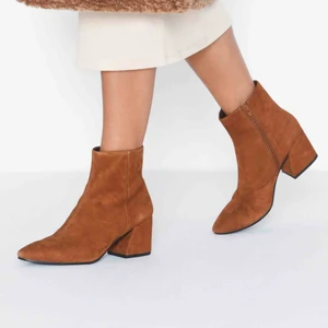  - Stövletter från Vagabond: OLIVIA, i färgen caramel, mocka, storlek 36 ☺️ knappt använda = jättefint skick! Väldigt sköna att gå i och passar även dig med lite bredare fötter (trots den spetsiga formen). Köparen står för ev fraktkostnad ✨