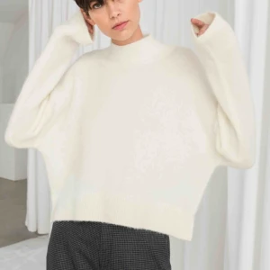  - Tjocktröja i ullblanding från & Other stories. Använd två gånger. Köparen står för frakt.