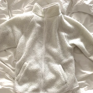 Kofta i Teddy material  - Säljer denna mysiga kofta från monki 💕 Nästan aldrig använd och sitter jättefint på! 
