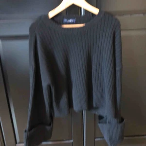 - Svart stickad tröja i en lite croppad modell stl S 150 ink frakt 🌸