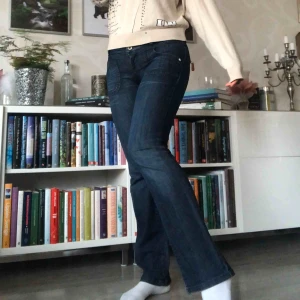  - Coola jeans från Vero Moda. Lappen där storleken står är bortklippt, men skulle tro att de är en 27/31💁🏽‍♀️Normal till låg midja, sitter väldigt snyggt, raka nästan bootcut ben. I fint skick. +60kr i frakt💕