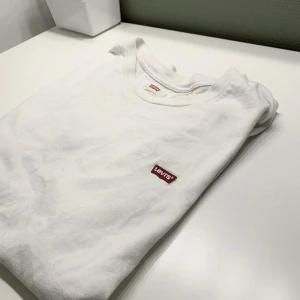 Levi’s T-shirt - En basic Levis t-shirt som passar till allt, köpt här på plick men var för stor för mig! Frakt: 22kr