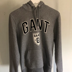 Gant Hoodie s - Den är strlk s, passar mig som är 177 men skulle passa mindre också, knappt använd så näst intill perfekt skick inga hål eller missfärgningar. Passar till både tjej och kille