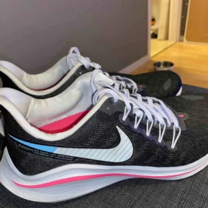 - Löparskor från Nike, vomero 14, jobbat inomhus i de ca 3ggr, så näst intill nya! 
