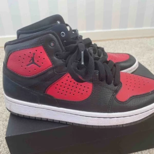  - Säljer mina kära jordans då jag köpt ett par andra, köpta på footlocker för 1100kr, knappt använda alls som syns. Skriv privat för fler frågor ❤️🥺