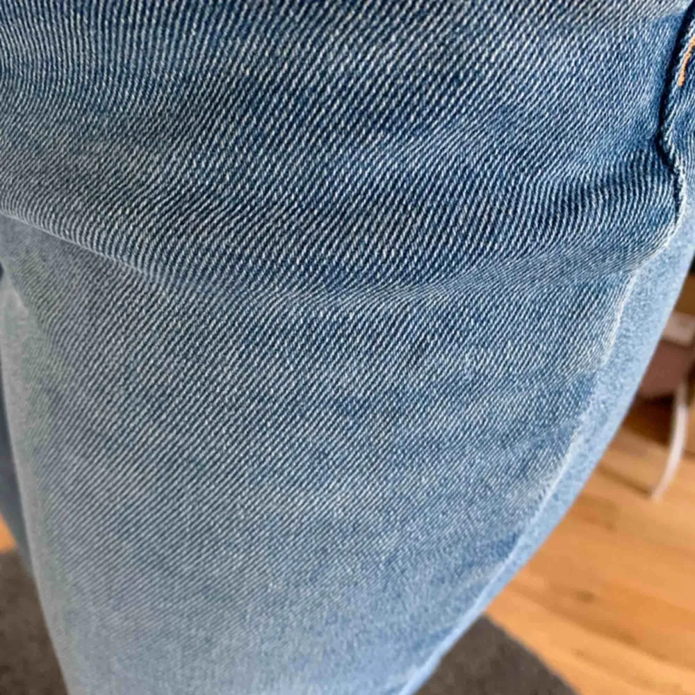 Snålt använda jeans ifrån Bikbol. Skick: 4/5  Helt underbara med fransig kant nedtill.. Jeans & Byxor.