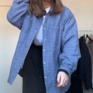 Oversized rutig jacka  - Säljer min asnajs oversize vintage jacka. Otroligt snygg och perfekt till kommande väder. 150kr + frakt eller högsta bud som gäller ❤️