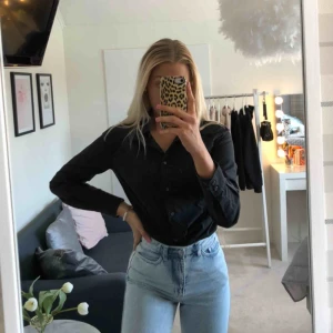  - Fin svart skjorta från märket Tiger som sitter supersnyggt. Skjortan är ganska stor på mig som vanligtvis har 36✨✨