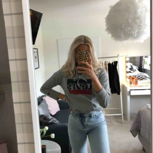  - Hoodie från Levis i storlek XS med röda och blåa detaljer🤩