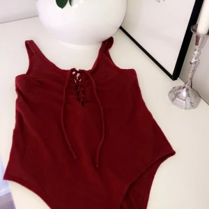 Vinröd body - Vinröd body från Topshop. Frakt ingår🌸