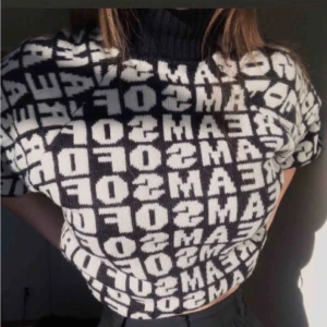  - Riktigt snygg lång och trendig stickad tröja. Den är slutsåld på hemsidan. Aldrig använd, endast testad. Går att vika upp eller ha som oversize🦋