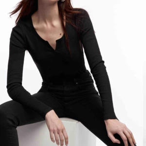  - Svart topp / tröja Med prislappen kvar! Storlek m aldrig använd. Från Gina Tricot 