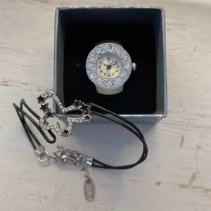  - Cool klockring från Glitter. I princip aldrig använd och i bra skick. Passar alla storlekar🤩 Finns inte längre att köpa i butik (Glitter, 299kr). Armbandet på köpet! Köparen står för frakten :)