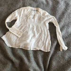 - Vit söt blus som passa perfekt för en svensk sommar. Blusen saknar en knapp. 