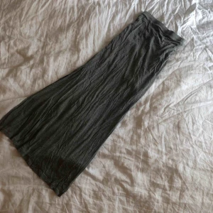  - En härlig vår och sommarkjol som passar till det mesta. Lika bekväm som ett par mjukisbyxor och passar perfekt för en svensk sommar. 