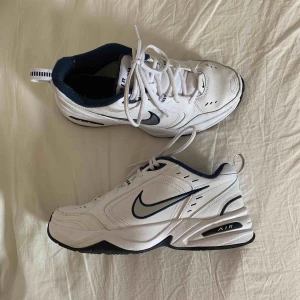  - säljer mina nike monarchs pga att de inte kommer till användning:( nypris: 550kr. skick: nästan som nya, använda ett fåtal gånger. storleken funkar på mig som normalt har 39 i storlek