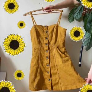  - Mörk gul klänning i storlek 40 (men funkar även för storlek 38) 🧡💛🧡