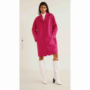  - Superfin rosa kappa från Mango. Materialet är 80% ull. Lite oversized i modellen. Stl S. Använd cirka tre gånger så skicket är som nytt! Nypris var cirka 1000kr. Kan frakta om köparen står för frakten. 