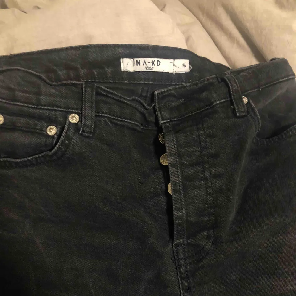 As snygga jeans sparsamt använda men lite lightwashed. Storlek 38. Köpta på nakd . Jeans & Byxor.