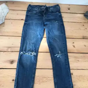 Fina jeans från H&M, storlek 25! Säljer för 220 inkl frakten😊