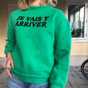  - En grön college tröja med tryck  Ni står för frakten 