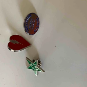  - Tre broschyr från Zadig&Vontaire. För att snygga till en väska eller jacka.  Fri frakt. 