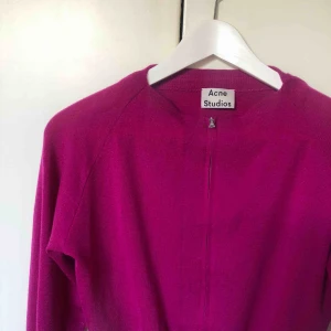  - Jättefin Acne tröja i storlek L men passar mig som är 36-38 perfekt! Har en silvrig dragkedja nedför framsidan. Första bilden visar färgen bäst.