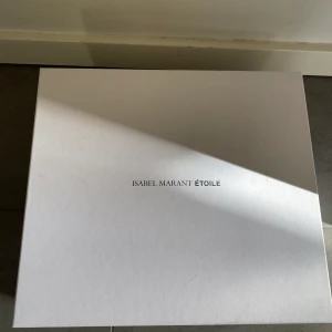 ISABEL MARANT strl 39 - Jag har i vanliga fall strl 38 men Isabel marant är små i storlekarna. Bra skick!