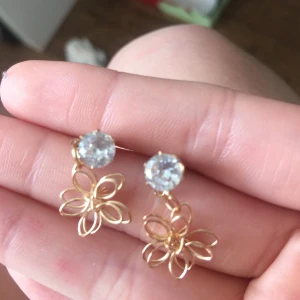 Örhängen med blomma - Örhängen i färgen guld med blommor frakt 11kr