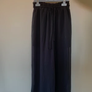 Byxor i mesh från Monki - Supersköna byxor, helt i mesh men med extra tyg längst upp så dom inte är genomskinliga där!😇 Priset är exkl frakt🌺