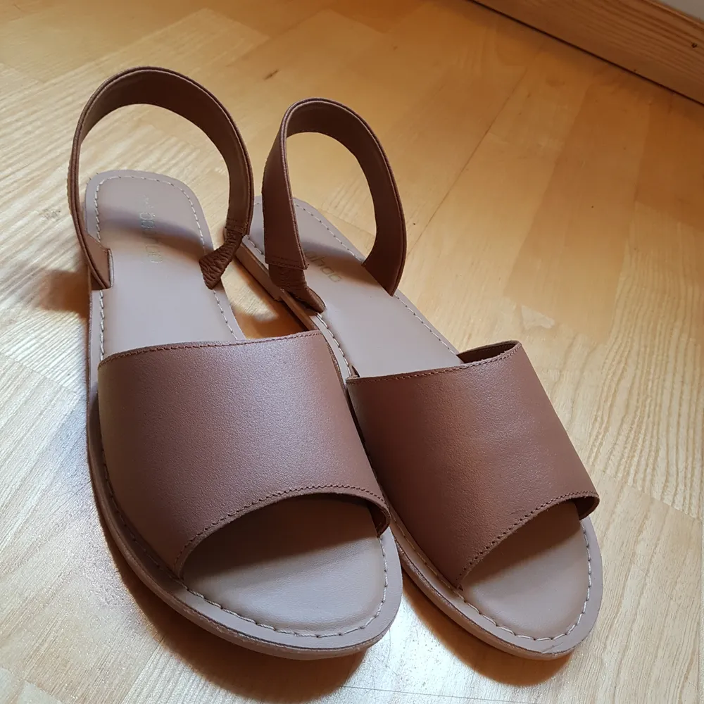Snygga sandeler i en snygg brun färg från boohoo. I storlek 42. Skor.
