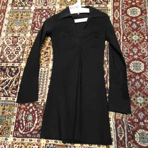  - Supersnygg tajt klänning med utsvängda armar och krage! Passar mig med storlek S fast lite tajt över brösten! Generellt mindre omfång över bysten så passar bara personer med mindre bröst hahah, men är väldigt ”figursmickrande ” 